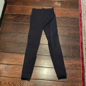 Outdoor Voices navy leggings.